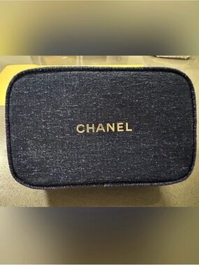 Chanel Beaute GWP✨🖤💙Navy Cosmetic Case with Gold Logo Accent